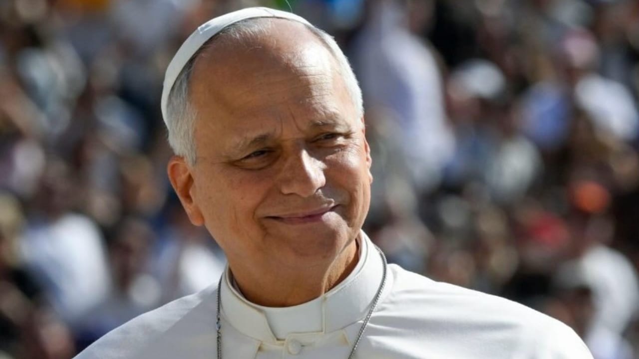 Papa Leão XIV se recupera bem após cirurgia no pulmão e deve aparecer em público no domingo